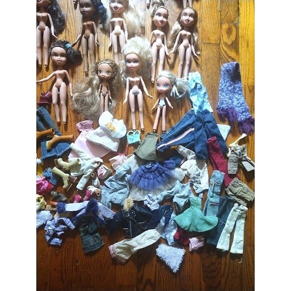 Vintage HUGE BRATZ LOT 30 Nude Dolls  Clothes Shoes - Picture 3 of 16